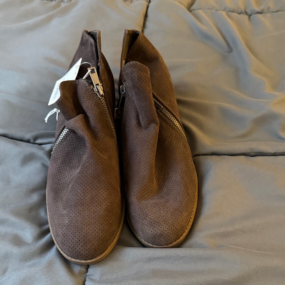 BNWT!!!! Universal thread Dylan booties NWT - image 1